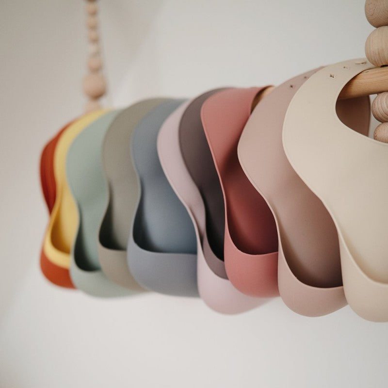 Bavetta in silicone Mushie — Dove Grey