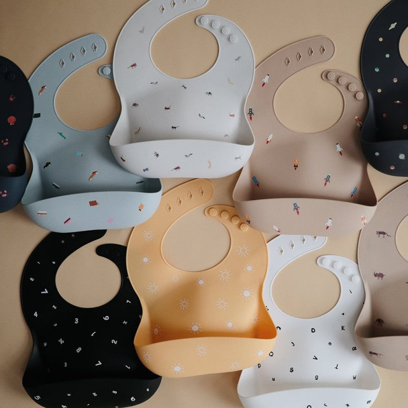 Bavetta in silicone stampato Mushie — Black Numbers