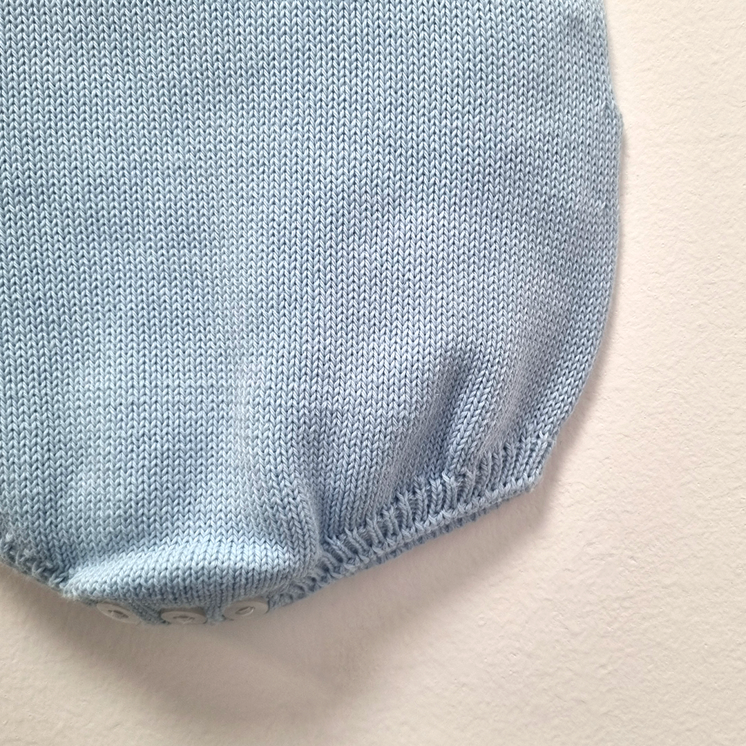 Pagliaccetto bambino in filo azzurro estivo - dalla 6 alla 12 mesi
