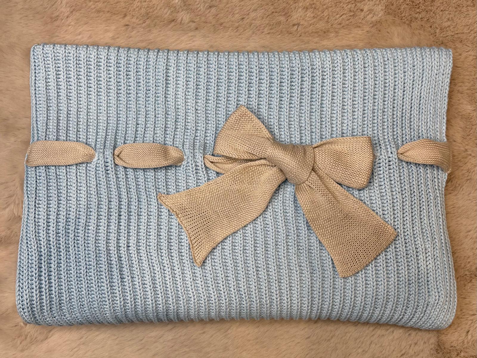 Copertina con fiocchetto azzurro e tortora - Bebè di Almy