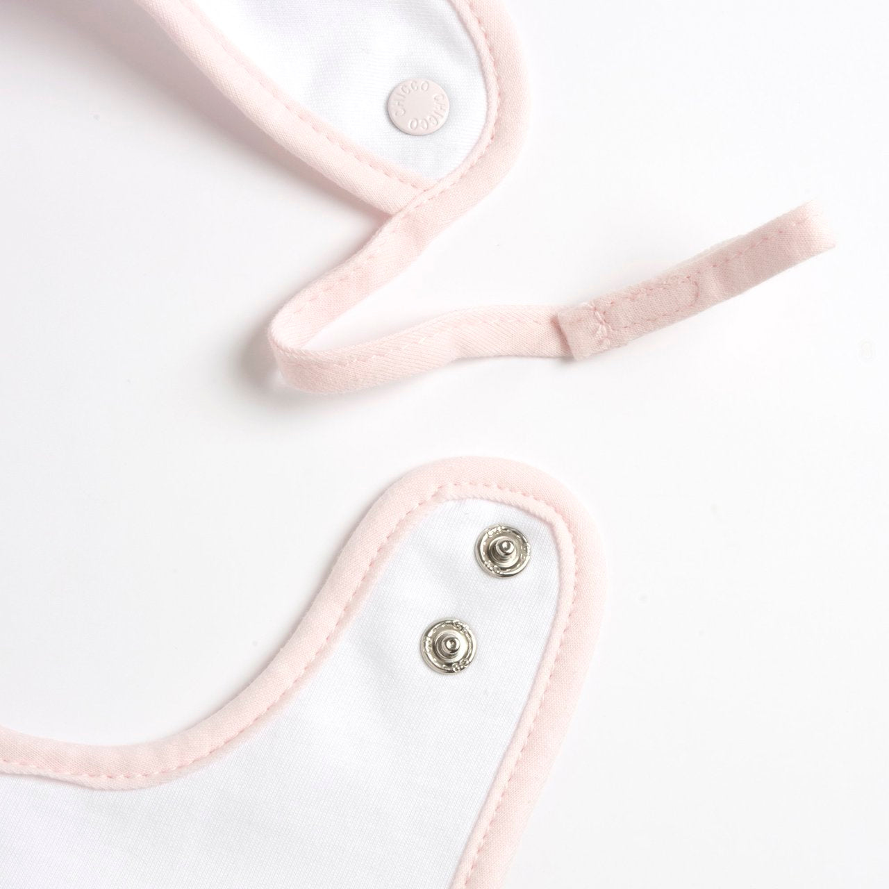 Bavaglino rosa coniglietto con laccetto porta ciuccio - Chicco