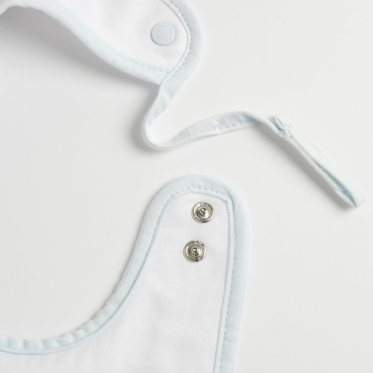 Bavaglino con laccetto porta ciuccio - Chicco