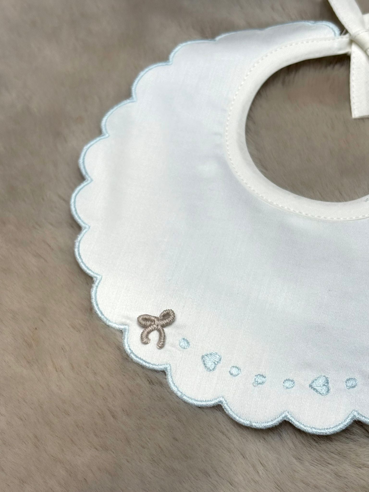 Bavetta con ricami azzurri e tortora -Marlù