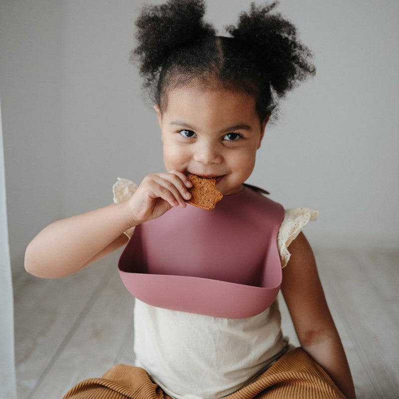 Bavetta in silicone Mushie — Warm Taupe