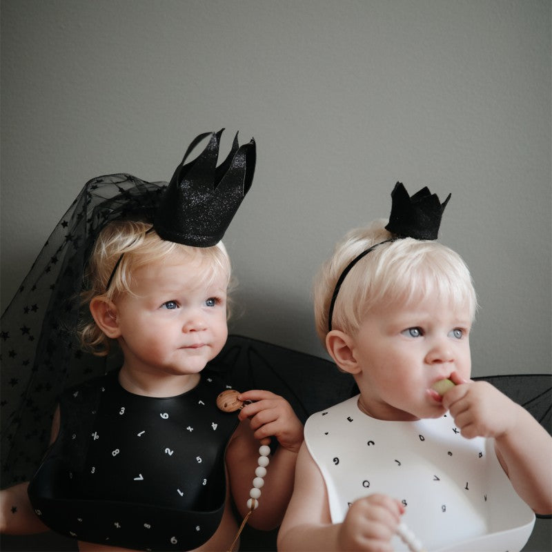 Bavetta in silicone stampato Mushie — Black Numbers