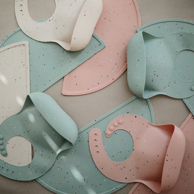 Bavetta in silicone stampato Mushie — Powder Pink Confetti