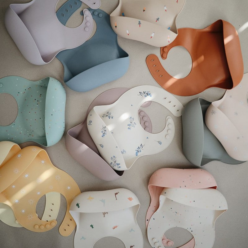 Bavetta in silicone stampato Mushie — Peach Terrazzo