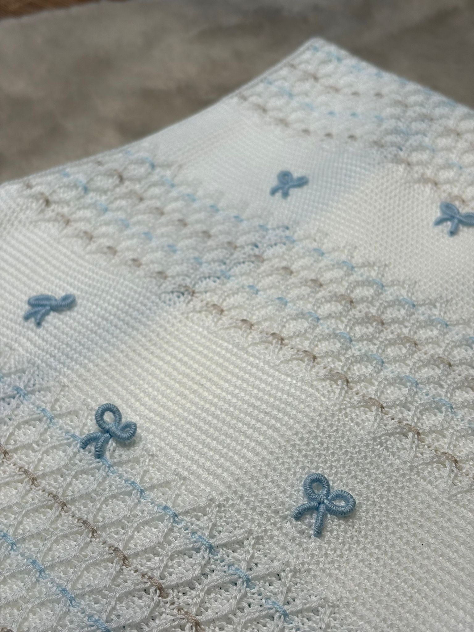 Copertina in filo con ricamo azzurro e tortora - Marlù