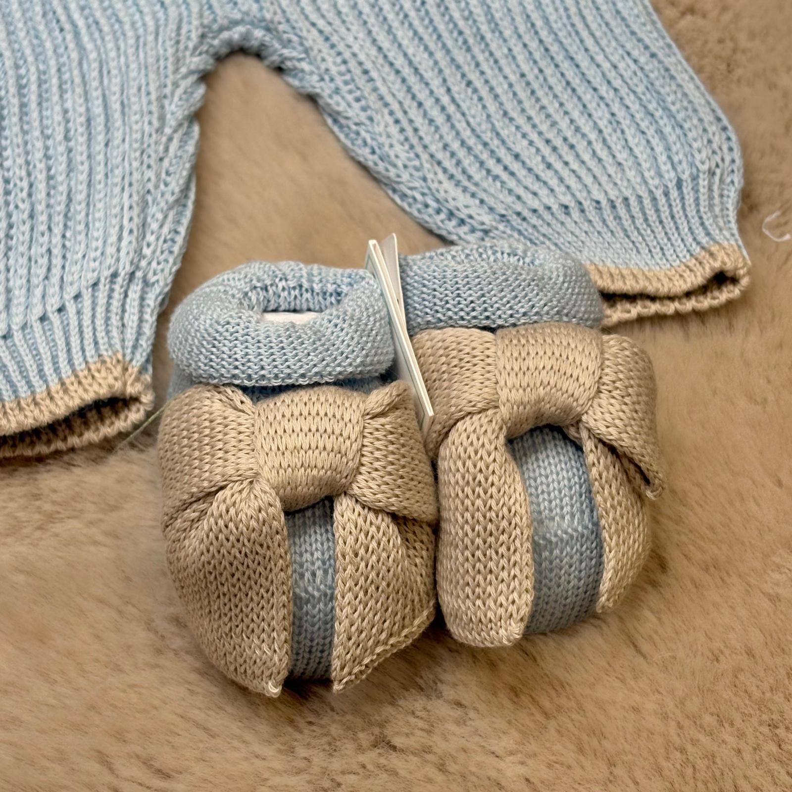Completo 2 pezzi, cappellino e scarpette azzurro e tortora con fiocchetto - Bebè di Almy