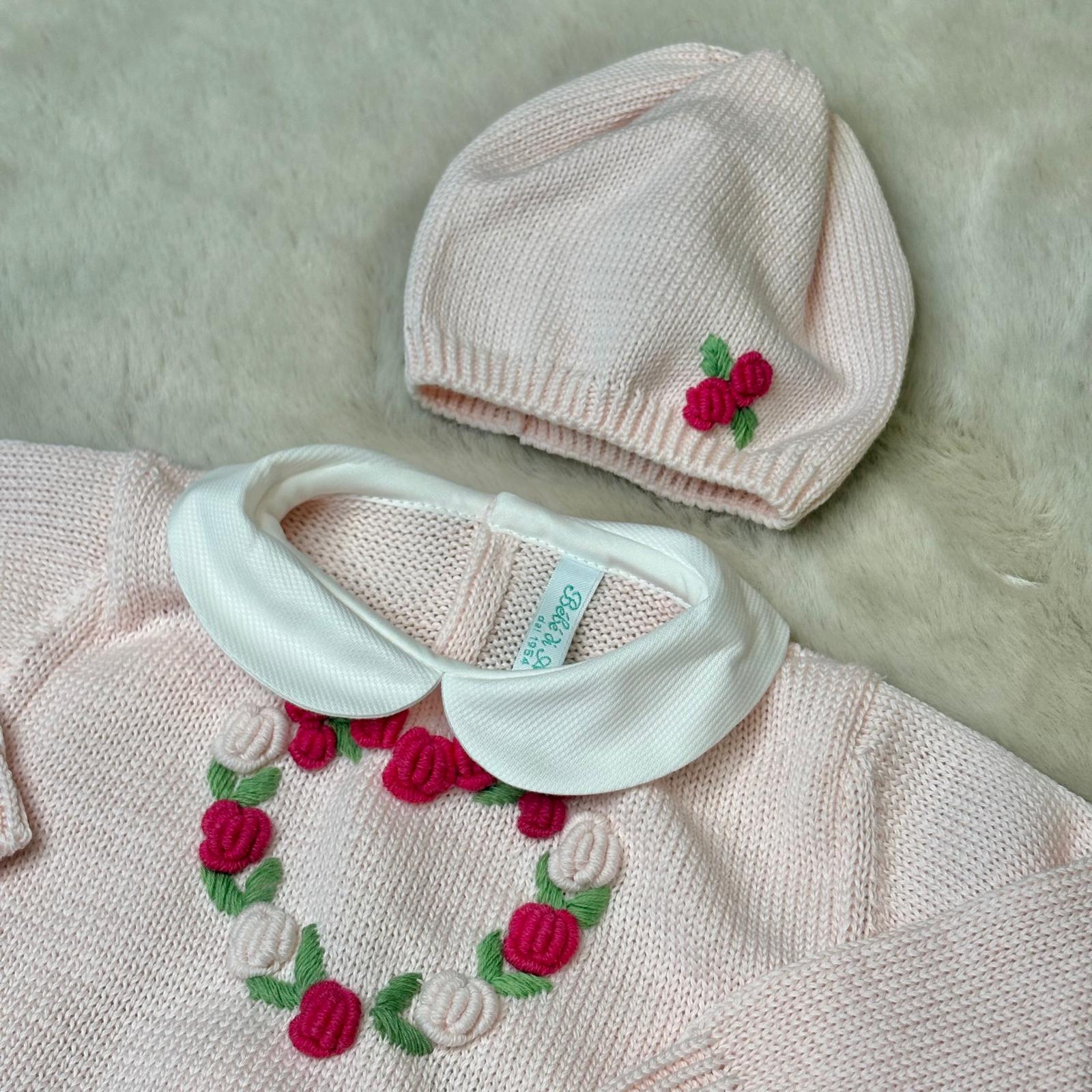 Completo 2 pezzi, cappellino e scarpette con roselline - Bebè di Almy