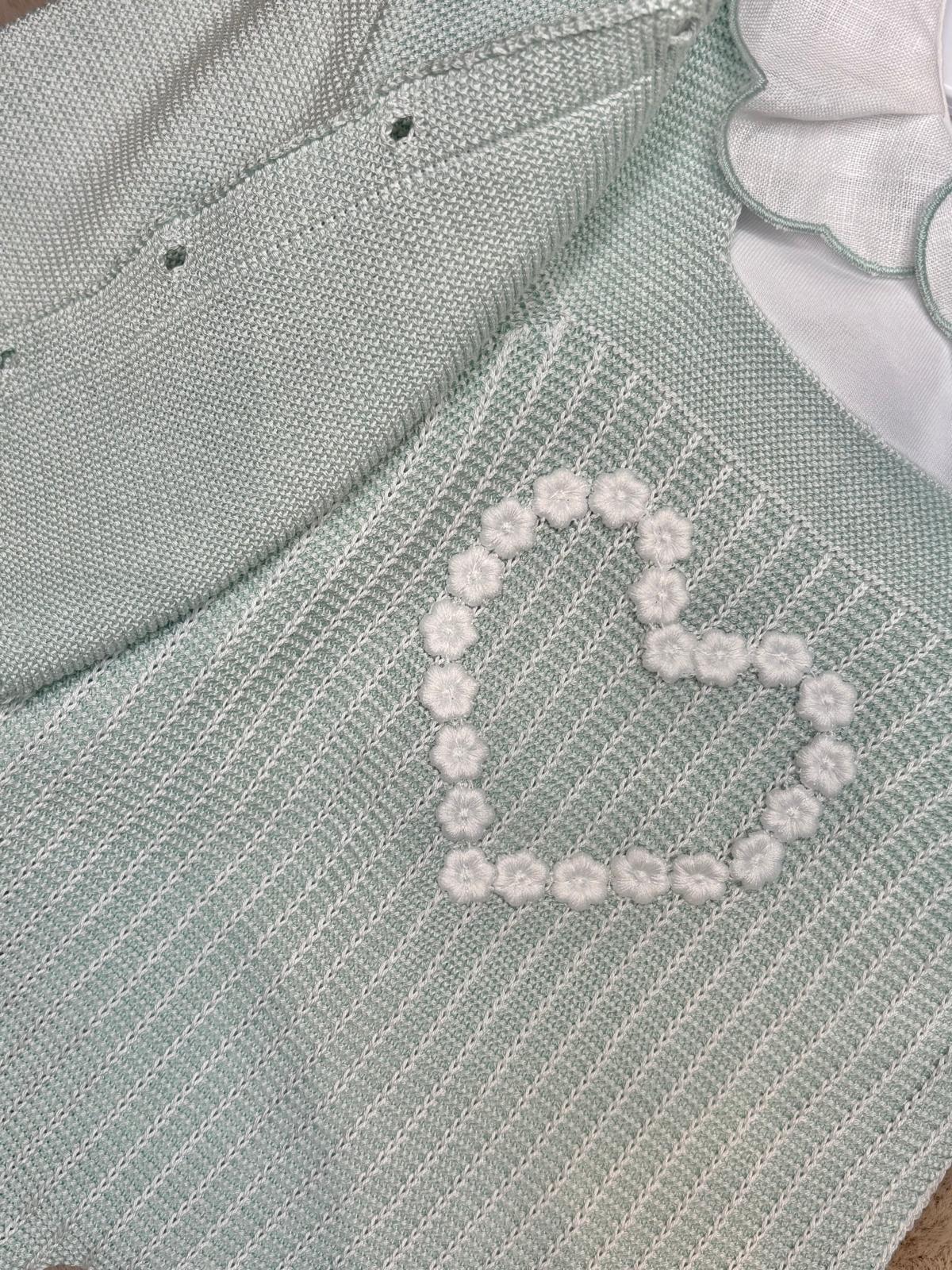 Completo salopette con cardigan, cappellino e scarpette verde salvia - Marlù