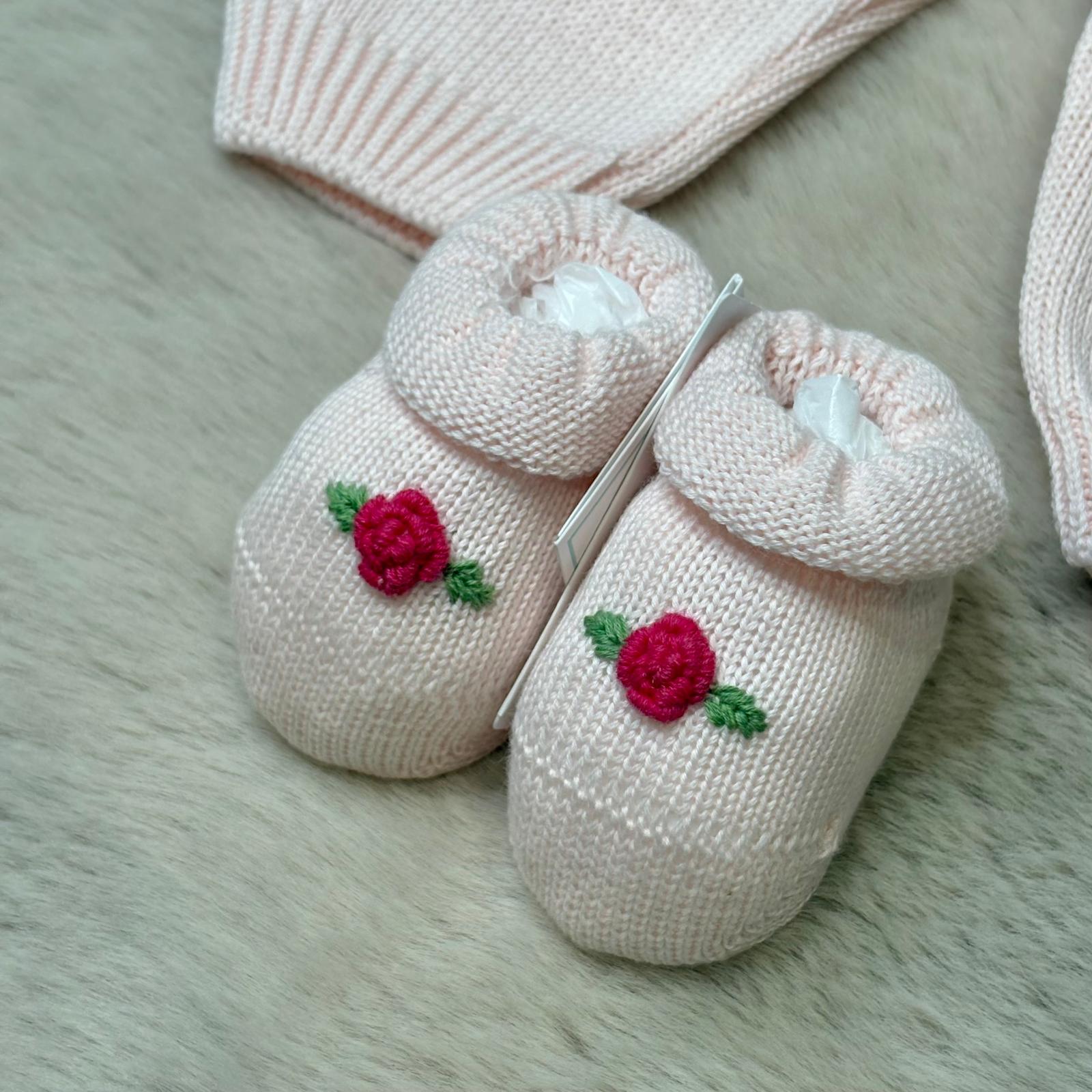 Completo 2 pezzi, cappellino e scarpette con roselline - Bebè di Almy