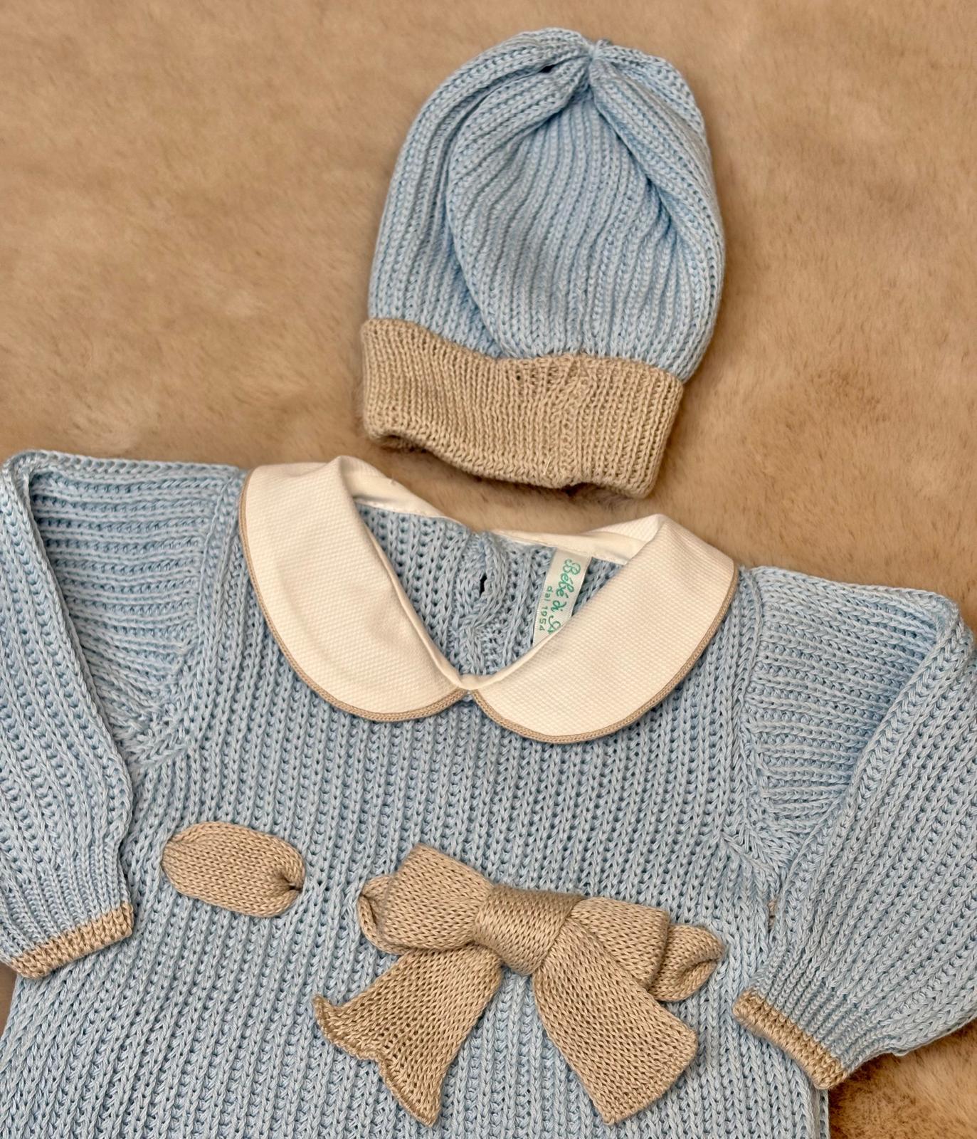 Completo 2 pezzi, cappellino e scarpette azzurro e tortora con fiocchetto - Bebè di Almy