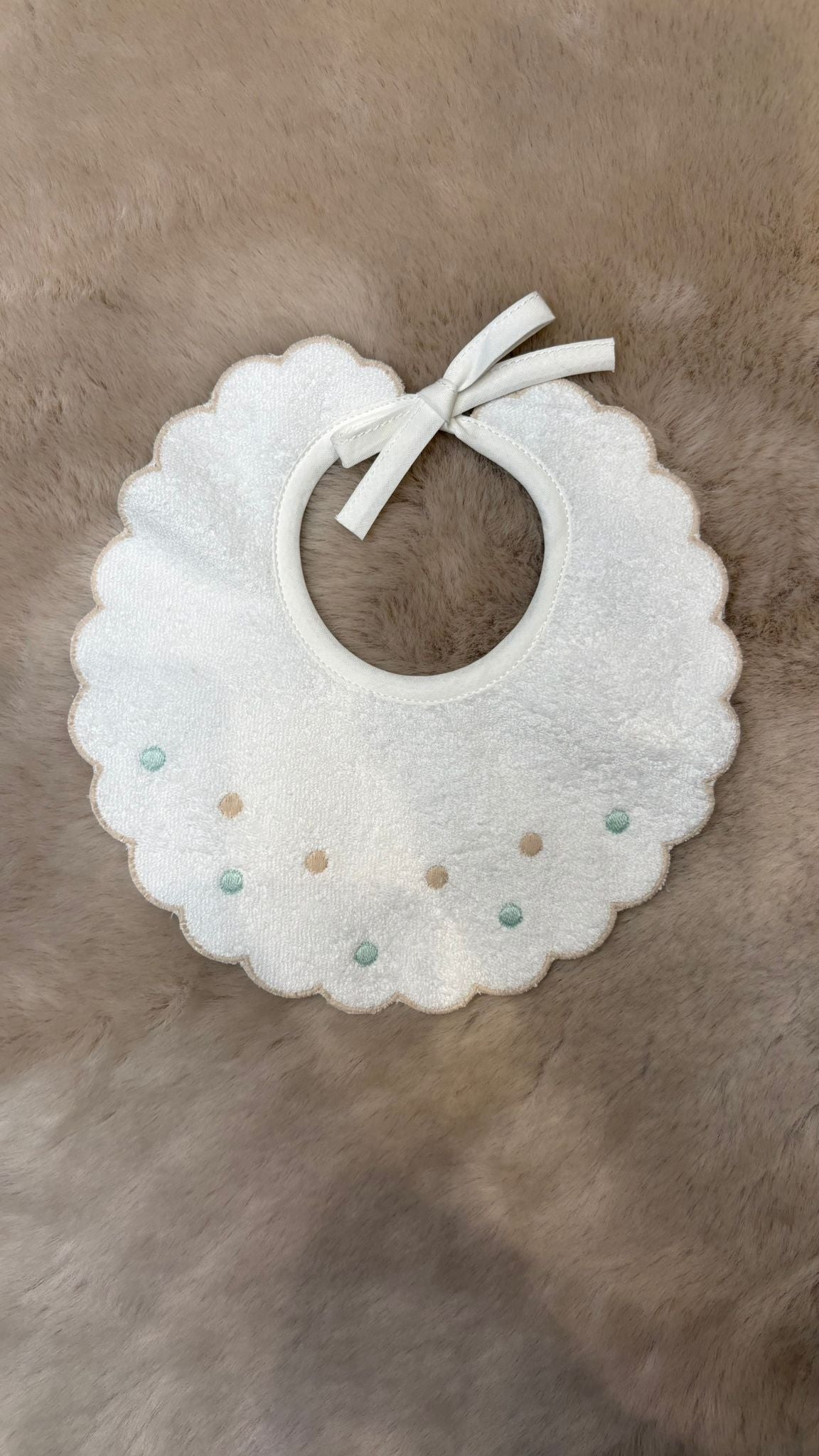 Bavetta con ricamo verde salvia e tortora - Marlùà