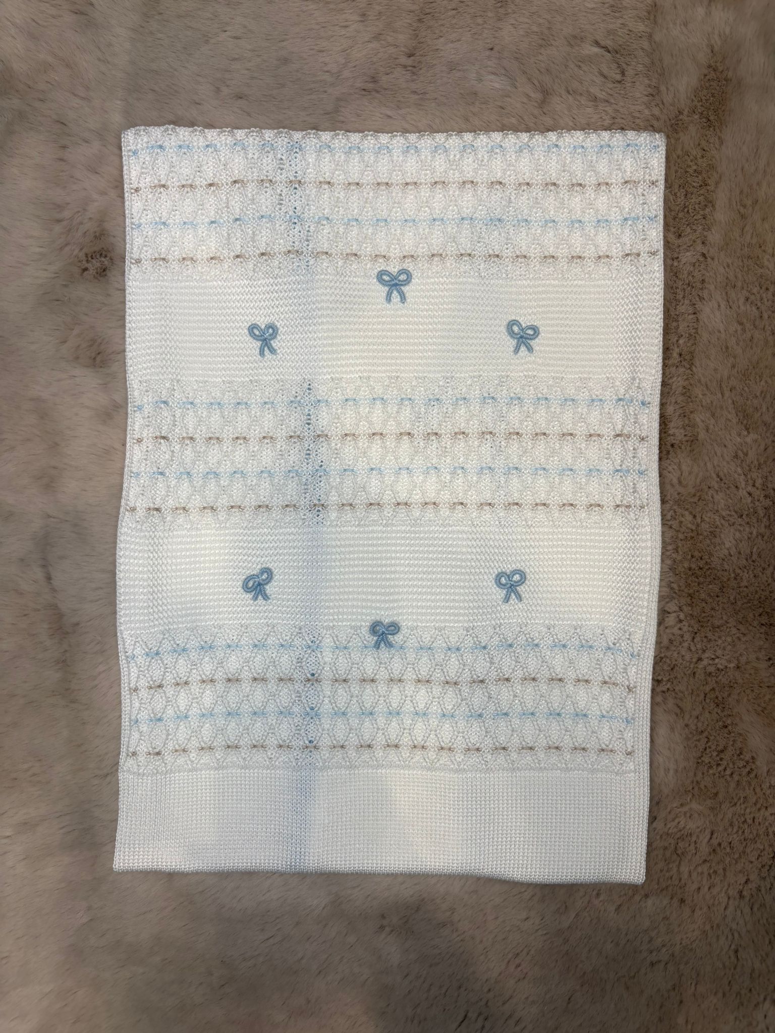 Copertina in filo con ricamo azzurro e tortora - Marlù