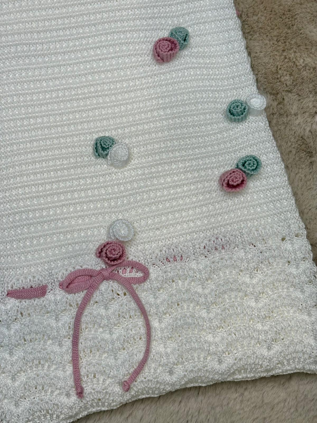 Copertina in filo con roselline e fiocchetto - Marlù