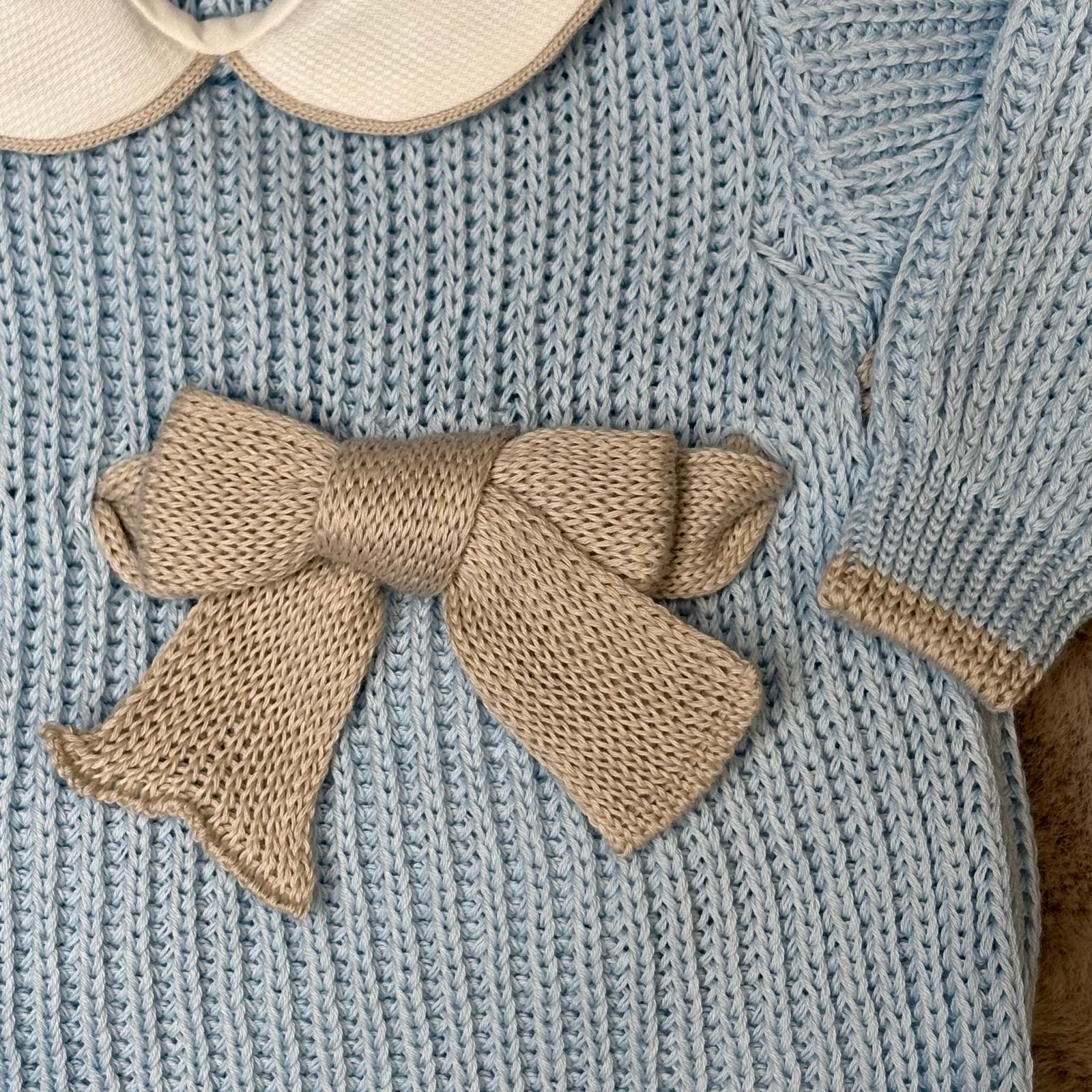 Completo 2 pezzi, cappellino e scarpette azzurro e tortora con fiocchetto - Bebè di Almy