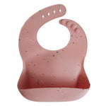Bavetta in silicone stampato Mushie — Powder Pink Confetti