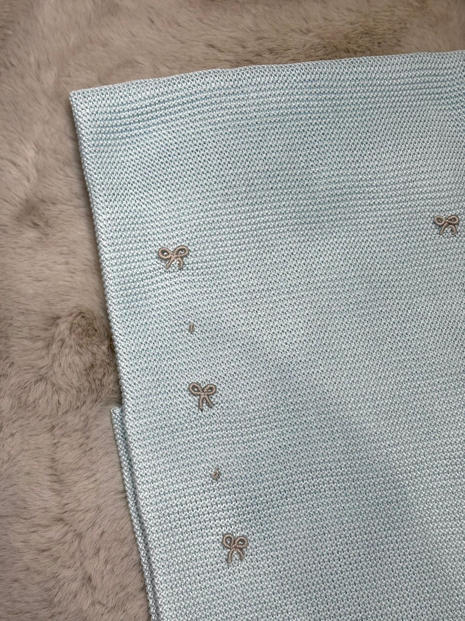Coperta in filo azzurra con ricami tortora - Marlù