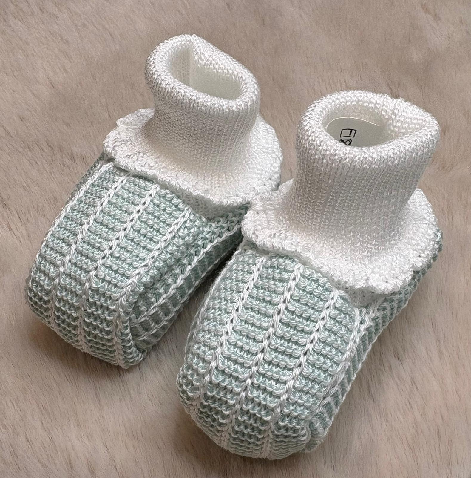 Completo salopette con cardigan, cappellino e scarpette verde salvia - Marlù