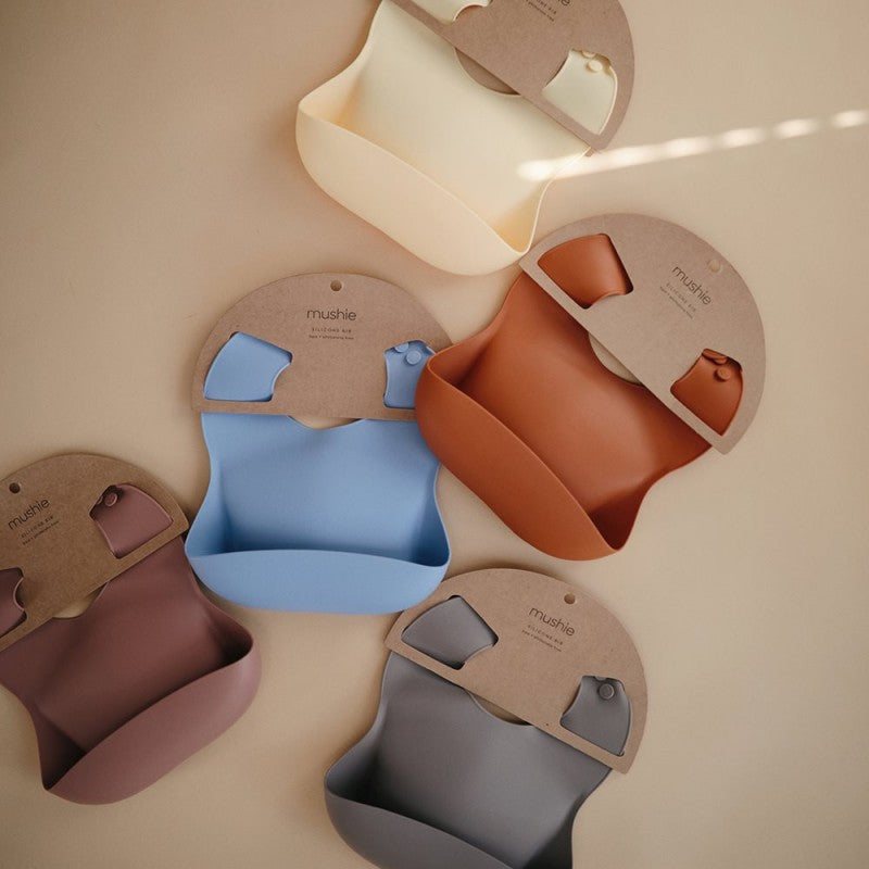 Bavetta in silicone Mushie — Dove Grey