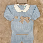 Completo 2 pezzi, cappellino e scarpette azzurro e tortora con fiocchetto - Bebè di Almy