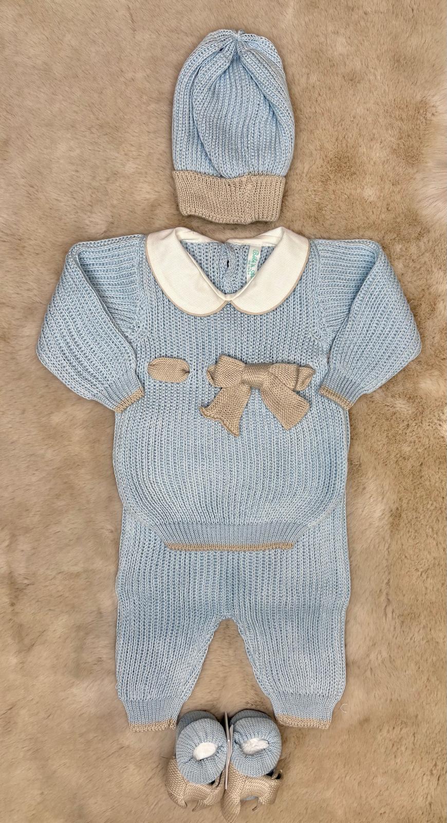 Completo 2 pezzi, cappellino e scarpette azzurro e tortora con fiocchetto - Bebè di Almy