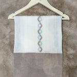 Copertina in filo con l'azzurro e il tortora - Marlù